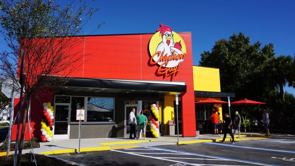 Famoso chef de Food Network abre un nuevo Chicken Guy en Winter Park