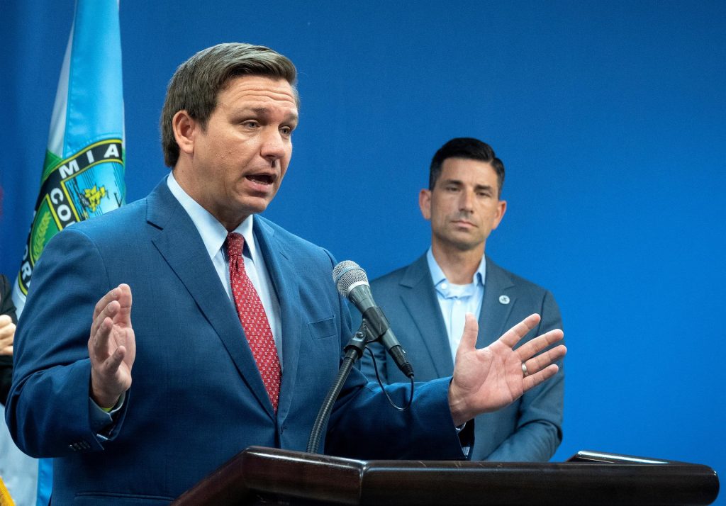 Instan al gobernador de Florida a atender la peor explosión de la covid-19