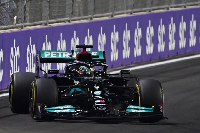 Hamilton tras ganar en Arabia Saudí: "No entendí por qué Verstappen frenó de repente"