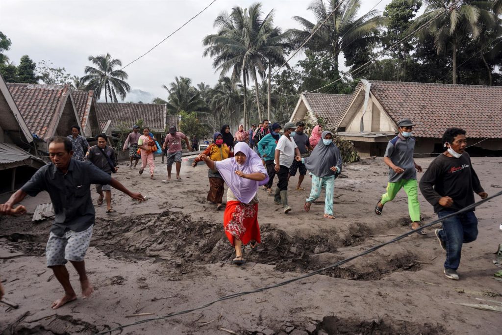 La erupción del Semeru deja al menos 13 muertos y un paisaje lunar