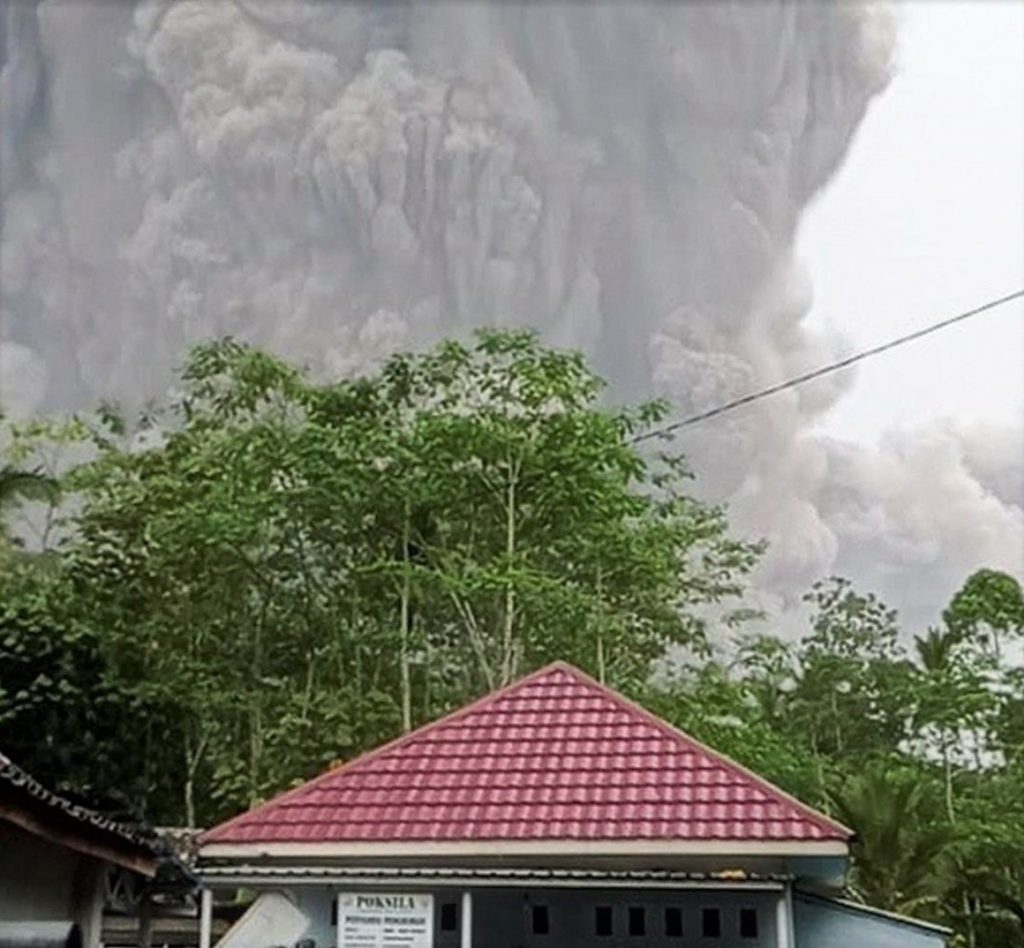 La erupción del volcán indonesio Semeru cubre de ceniza varias poblaciones