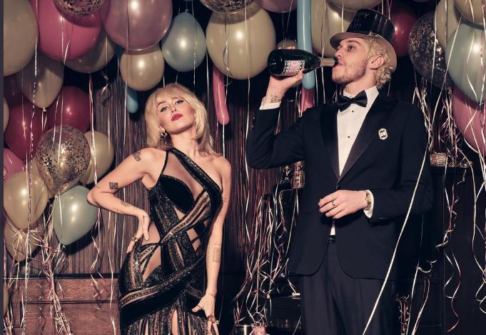 Miley Cyrus pide glamour a espectadores de su fiesta de año nuevo en Miami