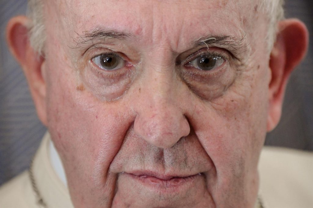 Un mensaje del papa Francisco para siempre en un búnker del polo norte