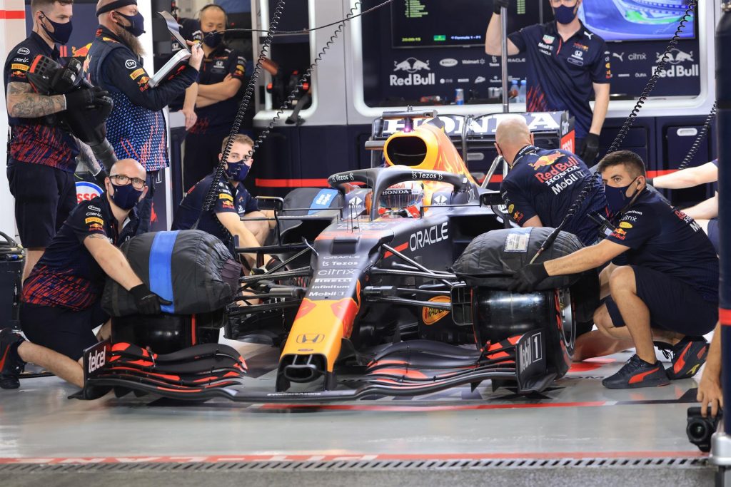 Verstappen dominó el último libre; Pérez tercero, Sainz octavo y Alonso el 11