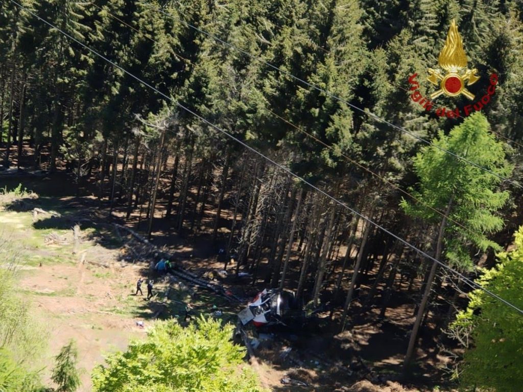Vuelve a Italia niño superviviente del teleférico secuestrado por su abuelo