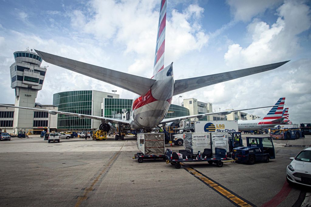 Disturbio en aeropuerto de Miami acaba con 2 detenidos por agresión policial