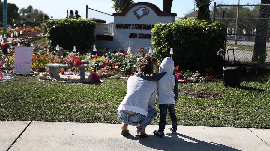 Arrestan a estudiante por amenazar con nuevo tiroteo en escuela de Parkland
