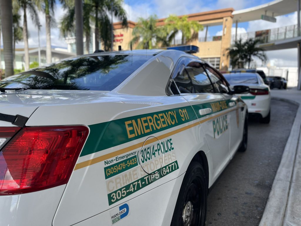 Arrestaron a adolescente por amenazar a escuelas de Miami-Dade en redes sociales