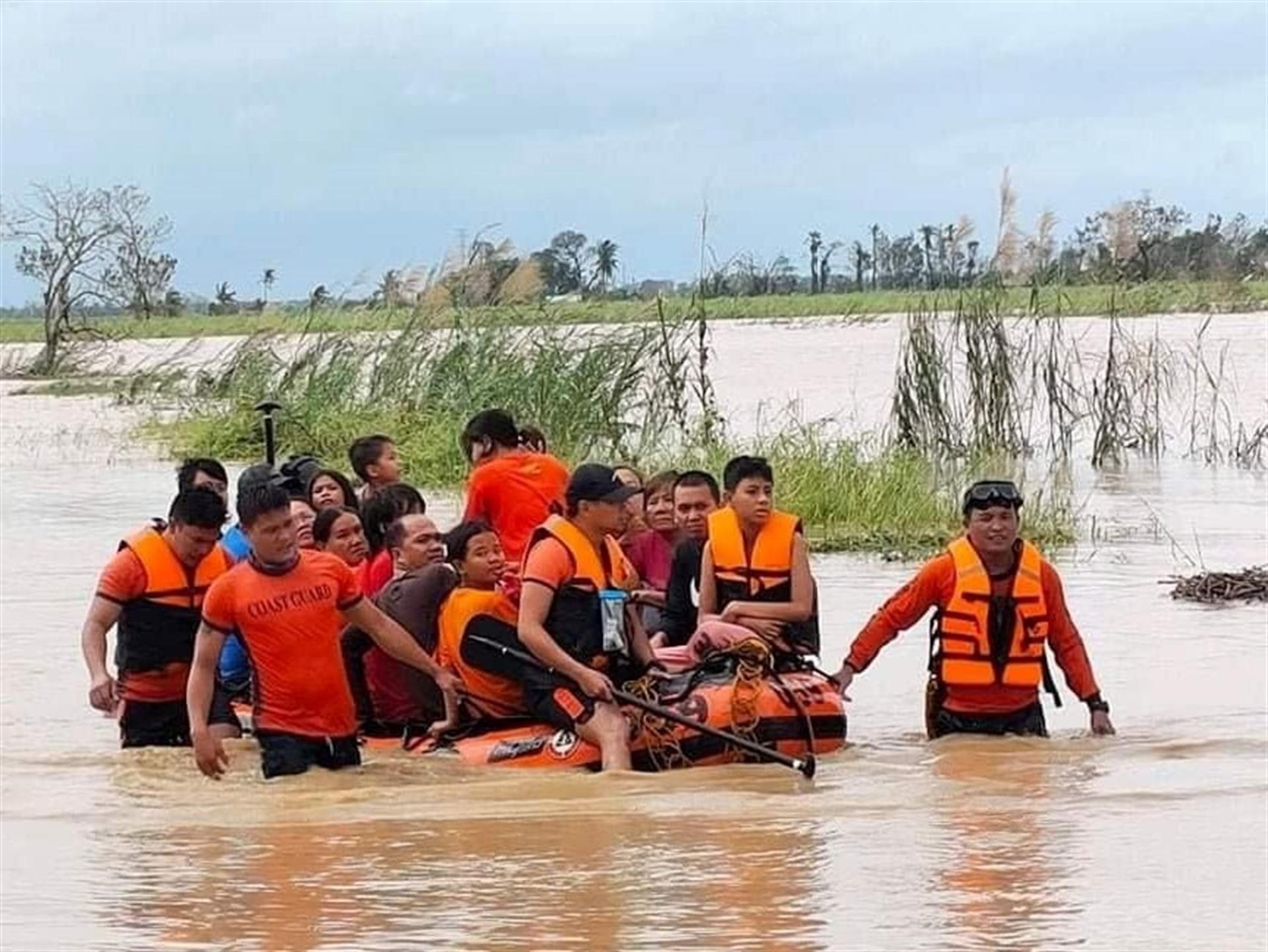 Al menos 31 muertos y más de 328.000 desplazados por el tifón en Filipinas
