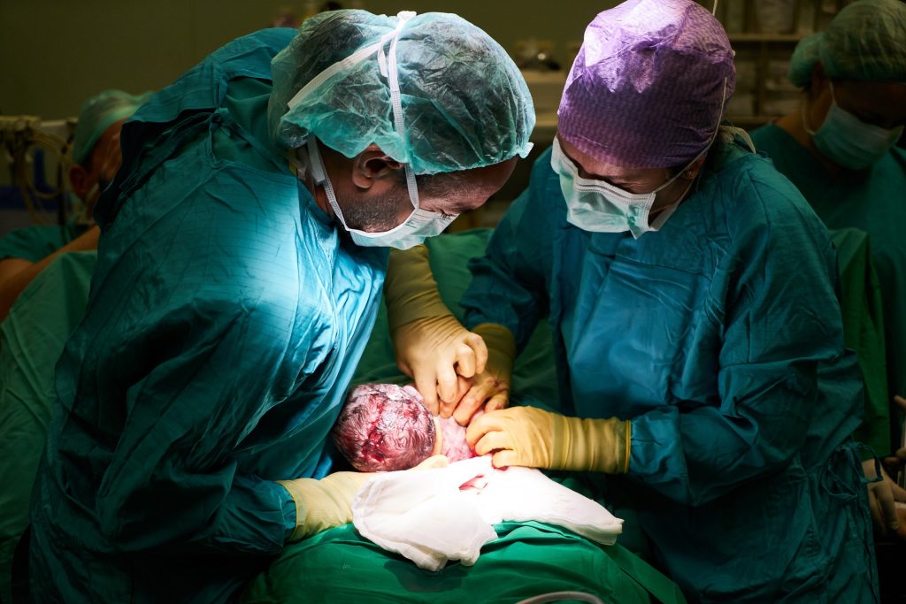 Italiana supera al mismo tiempo una cirugía cerebral y una cesárea