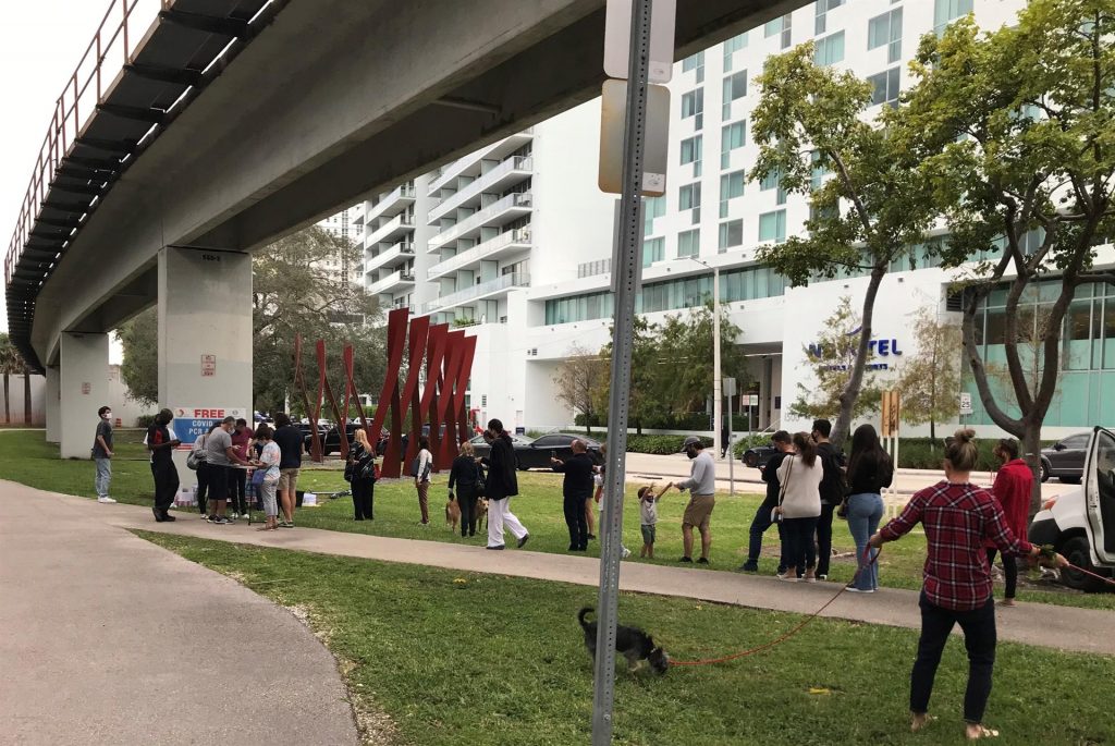 Repunte de COVID ensombrece fiestas en Florida con cancelaciones y restricciones