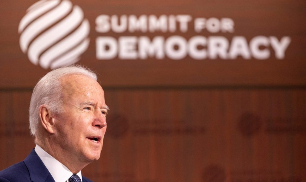 La democracia no ocurre por accidente y necesita defensores, afirmó Biden