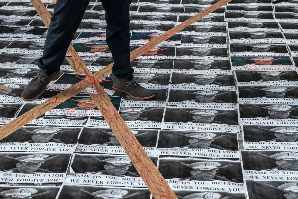 Tras la masacre de 35 civiles, la UE pide un embargo de armas a Birmania
