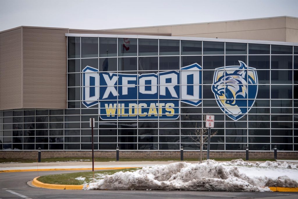 Escuela de Michigan donde hubo tiroteo afronta demandas multimillonarias