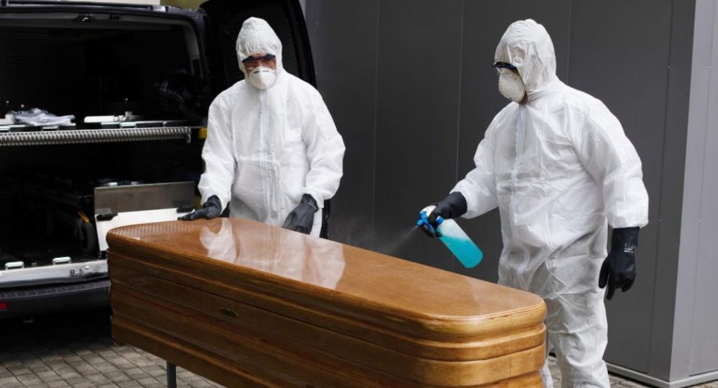 EEUU ayuda a pagar por funerales de víctimas de COVID