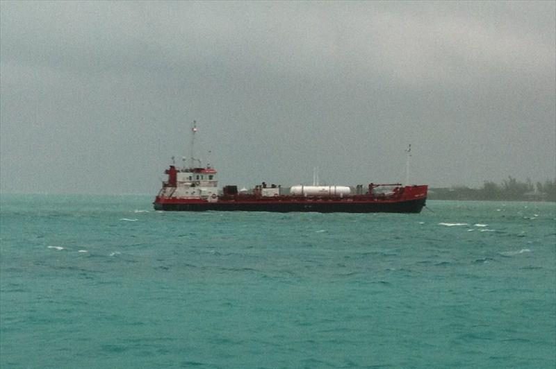 Bahamas investiga hundimiento de carguero con gas y su impacto ambiental