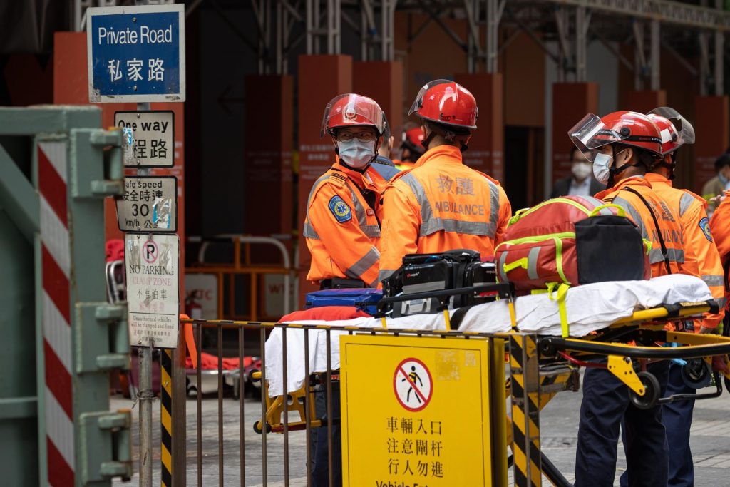 Evacúan a 1.200 personas atrapadas en incendio en un rascacielos de Hong Kong