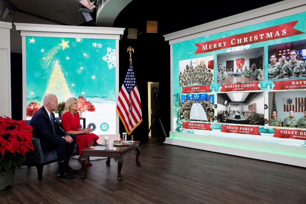 Biden da gracias a las tropas por su valor y sacrificio en mensaje navideño