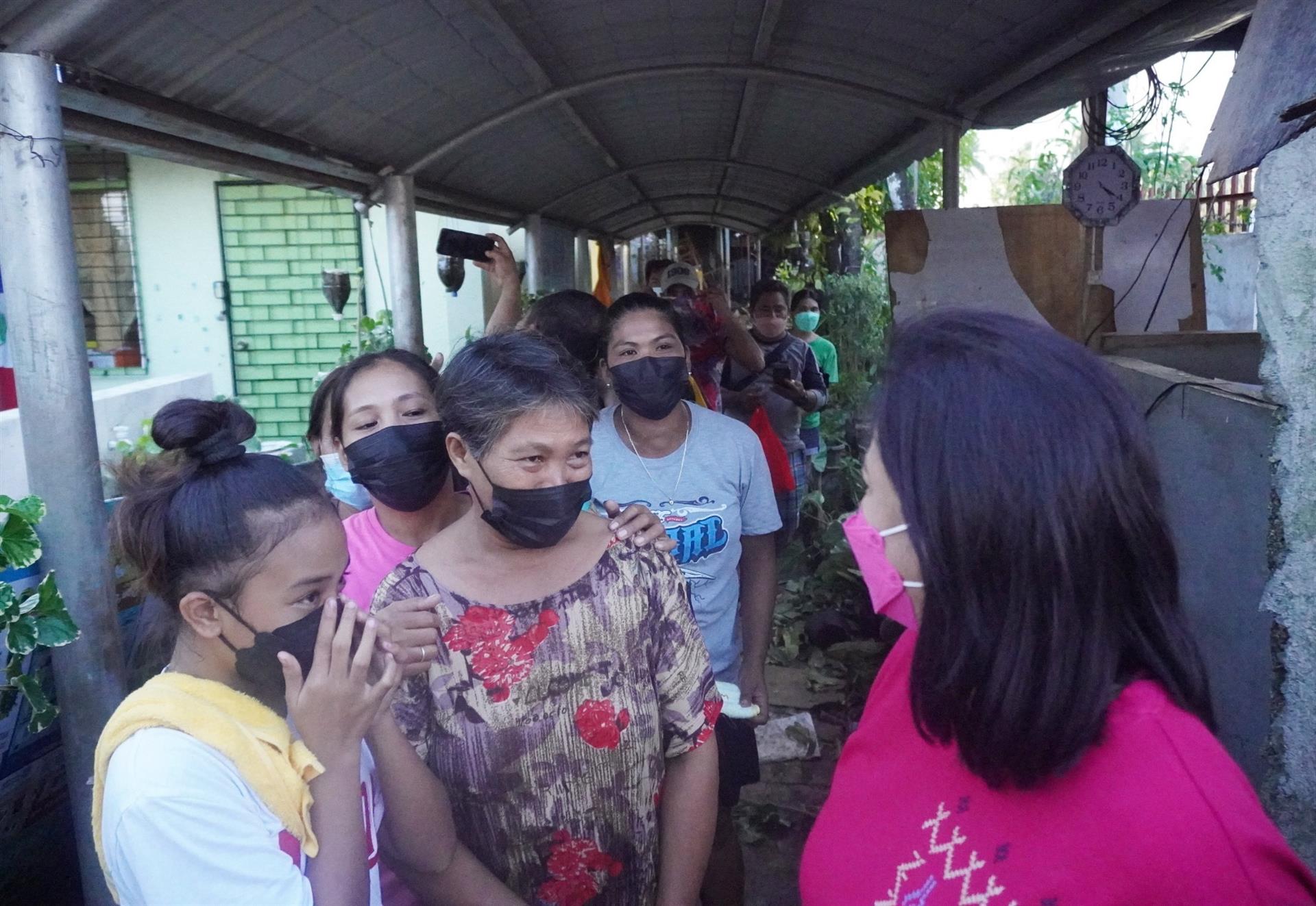 Al menos 5 muertos y 148.000 desplazados por el tifón en Filipinas