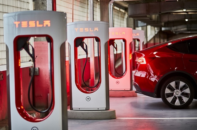 Más de 475 mil vehículos Tesla a revisión en EEUU por defectos en la cámara trasera y capó