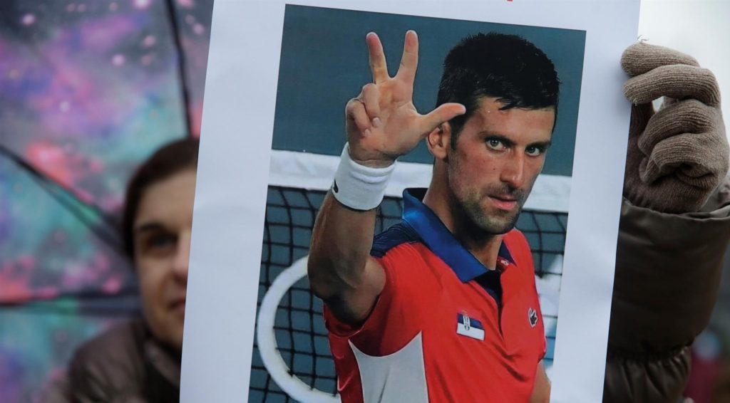 Djokovic podrá quedarse en Australia... por ahora