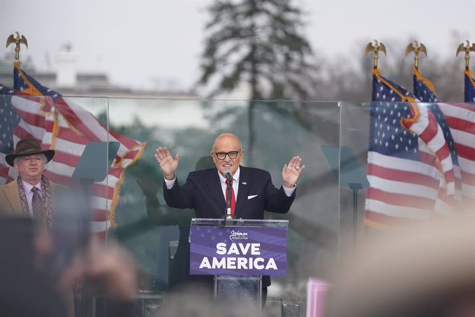 Citan a Giuliani por promover teorías de fraude antes del asalto al Capitolio