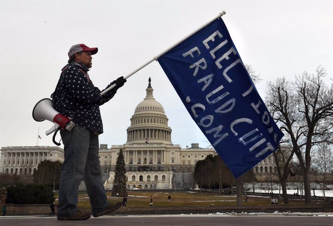 Llaman a declarar por el asalto al Capitolio a otras 3 personas del entorno de Trump