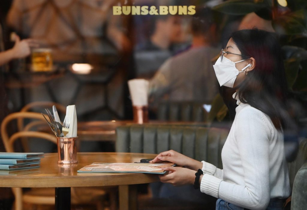 Inglaterra exigirá mascarillas y tests a estudiantes de secundaria
