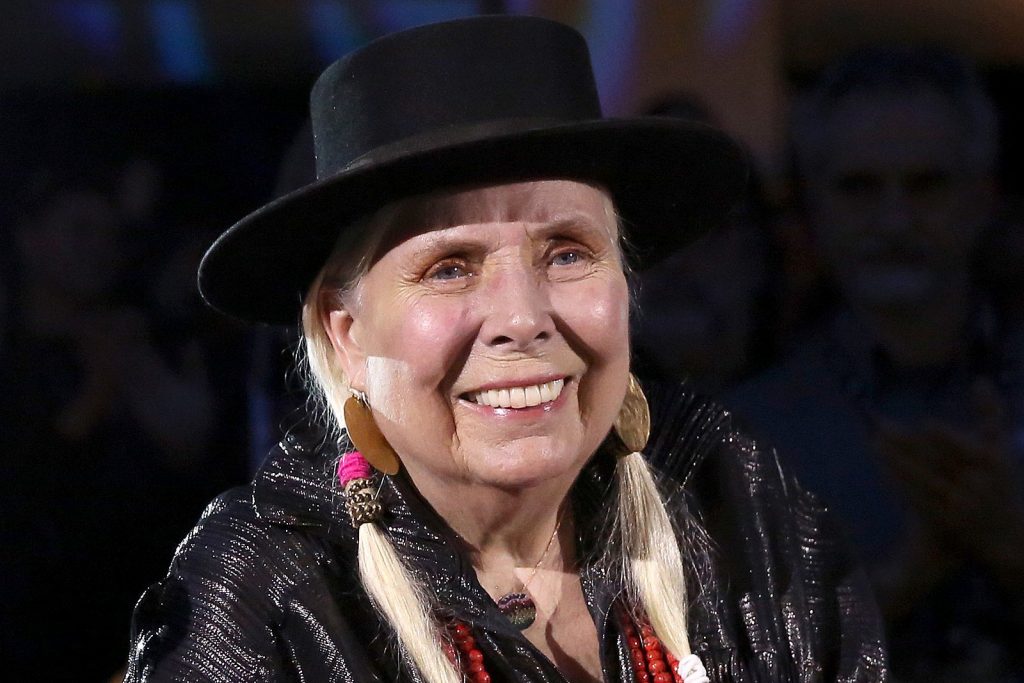 Joni Mitchell sigue los pasos de Neil Young y eliminará su música de Spotify