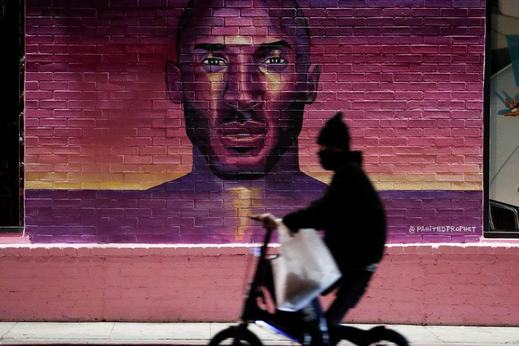 Una estatua temporal honra la memoria de Kobe Bryant y su hija