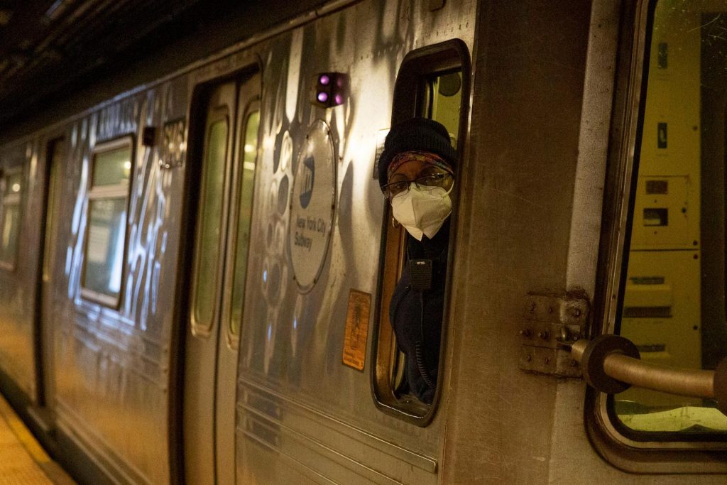 Uso de mascarilla en Nueva York seguirá vigente mientras juez toma decisión