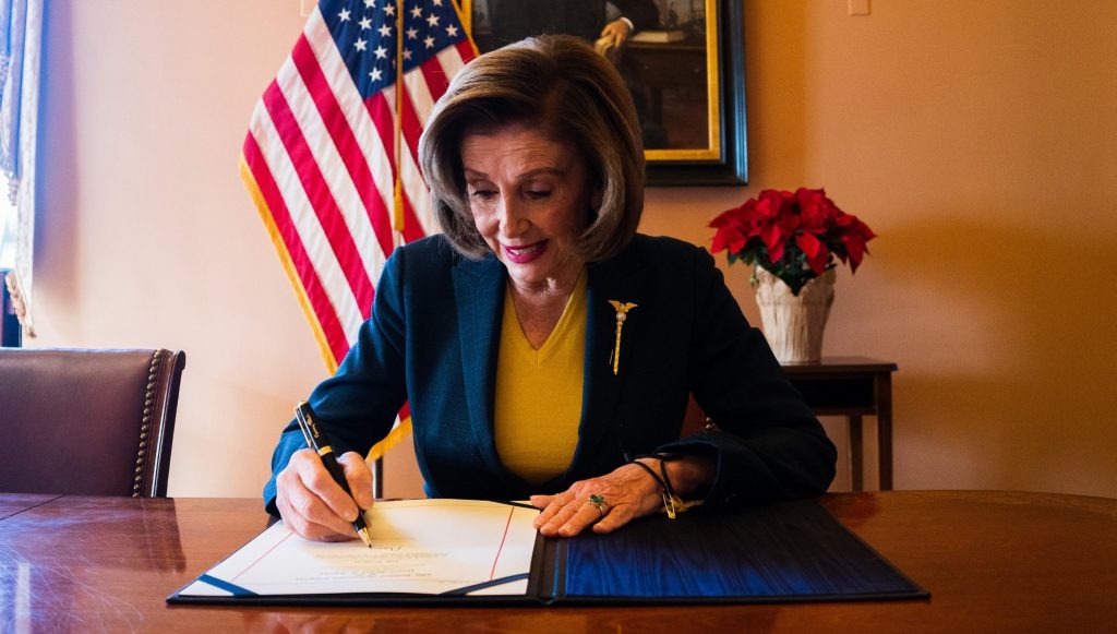 La líder demócrata Nancy Pelosi anuncia que se presentará a la reelección