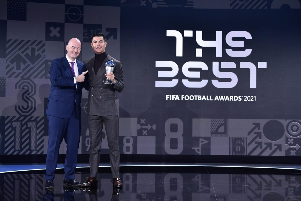 Cristiano Ronaldo recibe premio especial por récord de goles con selecciones