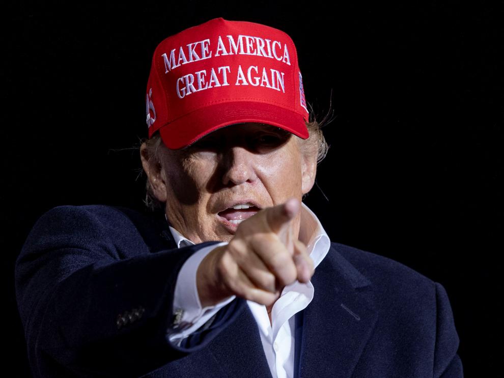 Trump sienta la base de la campaña electoral republicana en mítin en Arizona