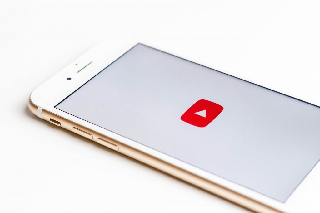 YouTube habilitará las retransmisiones colaborativas y los comentarios desde el móvil mientras se ve el televisor