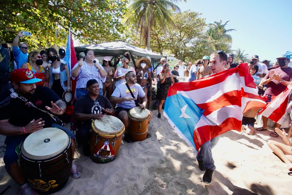 Bañistas exigen acceso libre a las playas de Puerto Rico