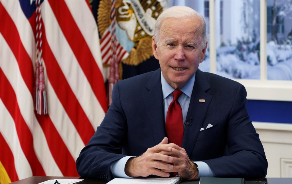 Gobierno de Biden duplica la compra de pastillas contra COVID-19