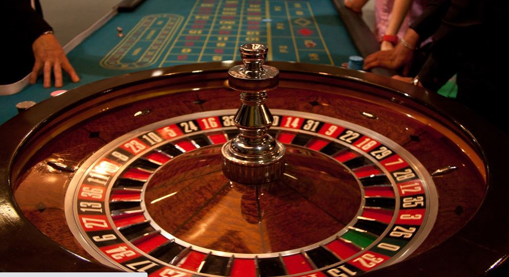 Desmantelan casino ilegal y punto de drogas en barriada puertorriqueña