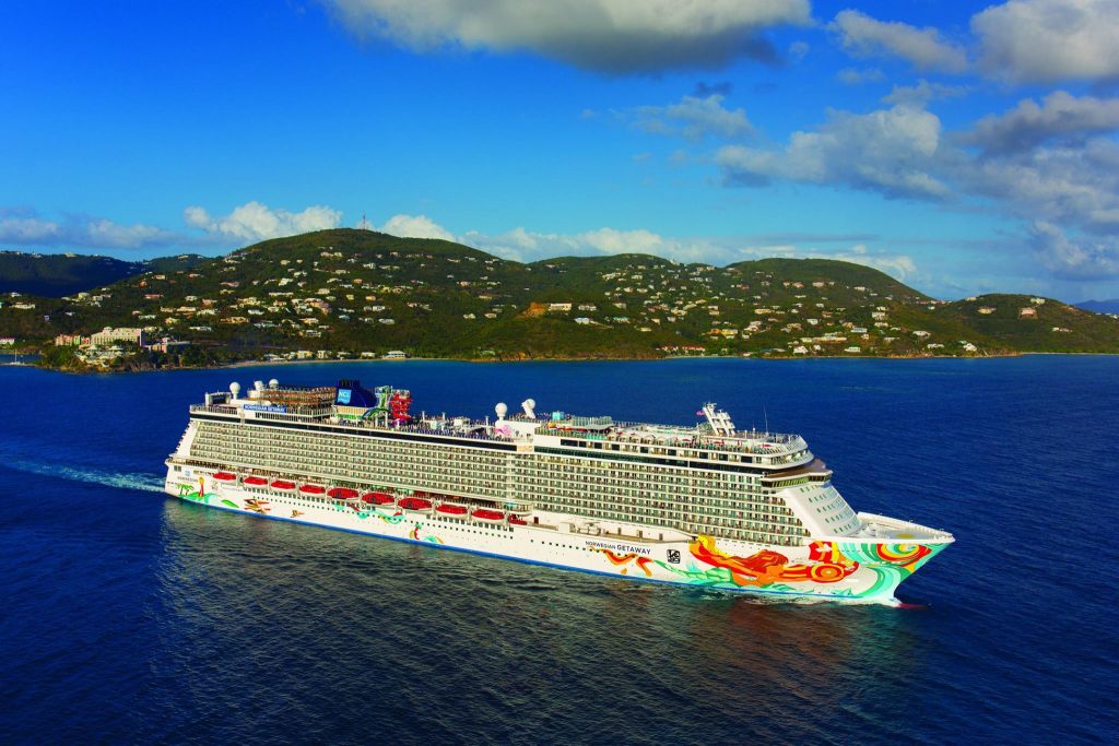 Cancelados cruceros de Norwegian tras contagios de COVID-19 en tripulación