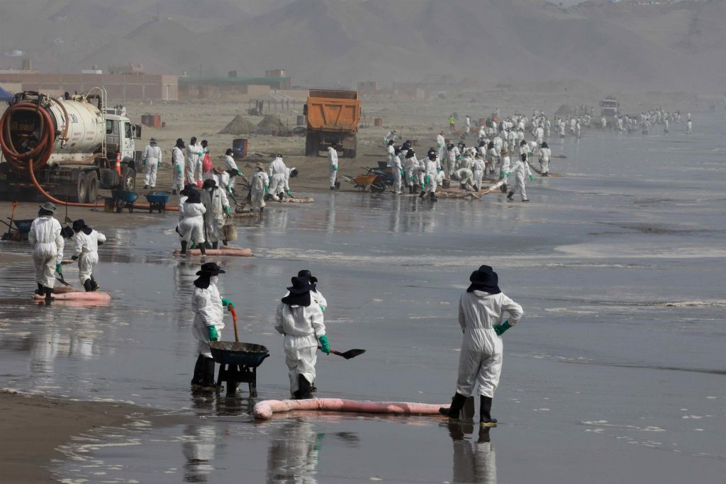 Logran retirar 4 mil galones de crudo derramado en reserva marítima de Perú