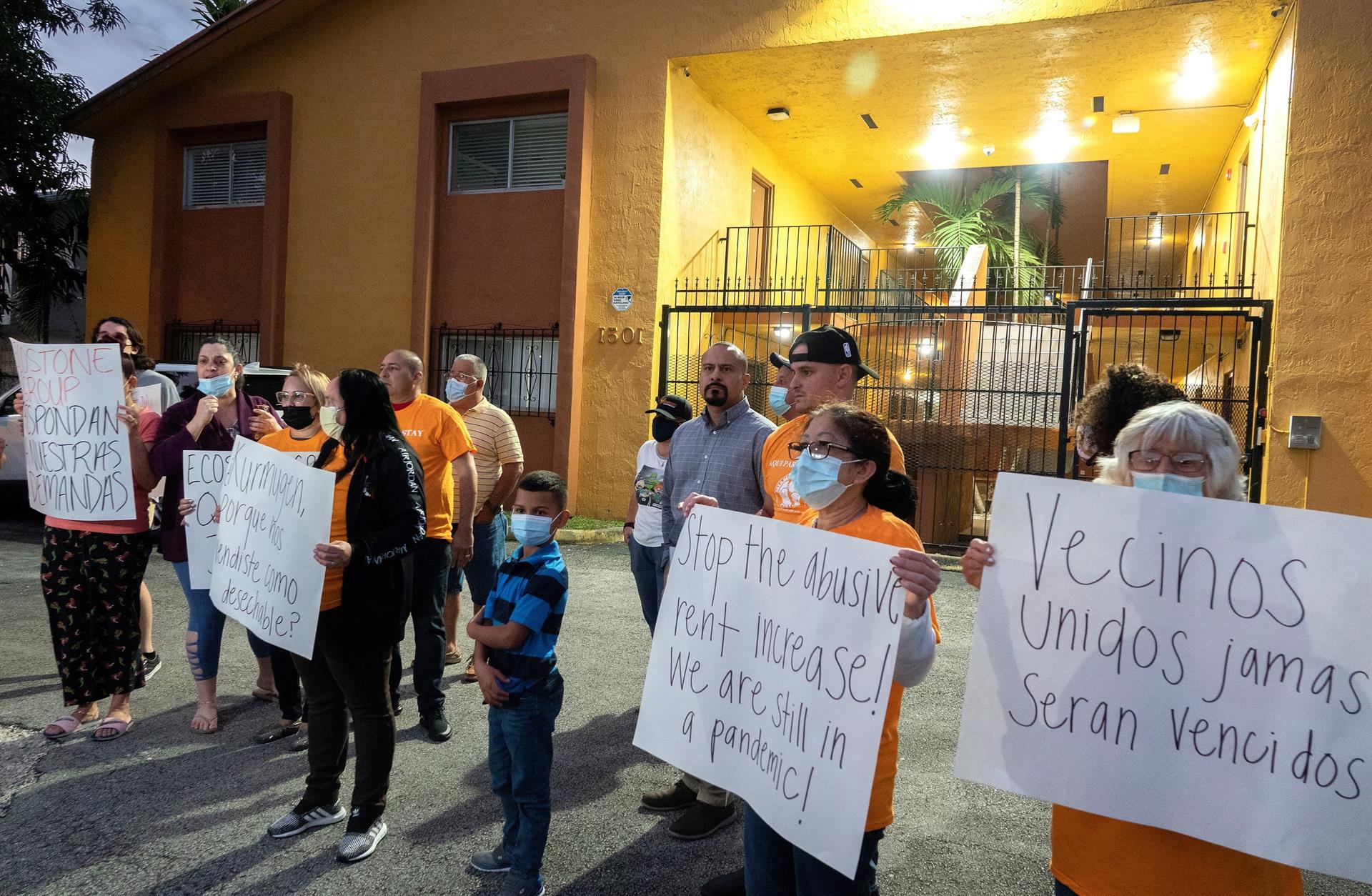 Hispanos protestan por subida del alquiler y posible desalojo en Florida