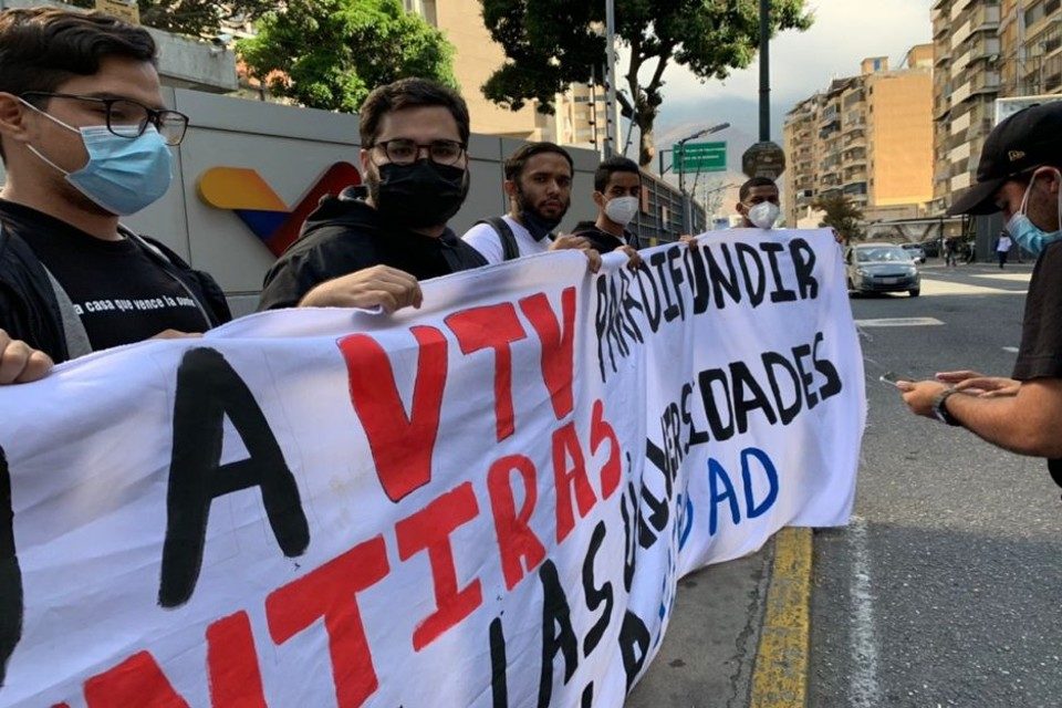 Estudiantes venezolanos exigen más recursos para universidades públicas