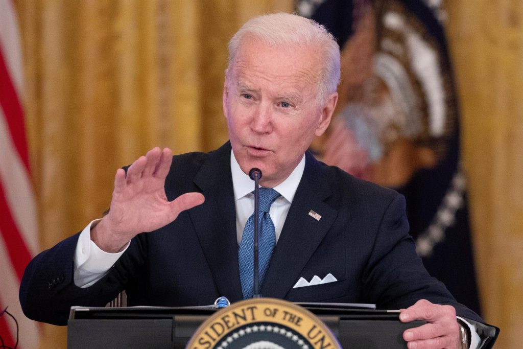 Biden llama "estúpido hijo de puta" a un periodista de Fox News
