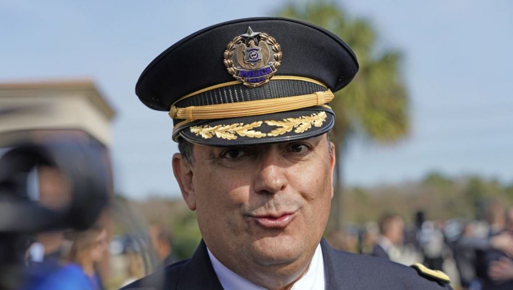 Exjefe de Policía de Miami despedido cursa una demanda por "represalia"