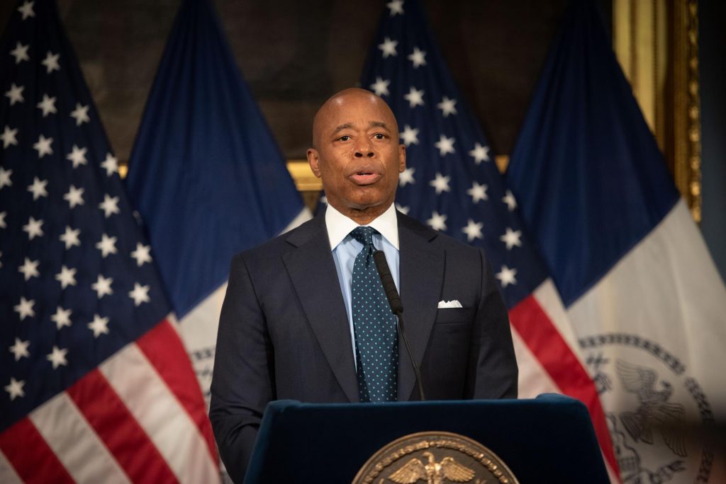 Tras quejas, alcalde de Nueva York contratará a su hermano, pero sin sueldo