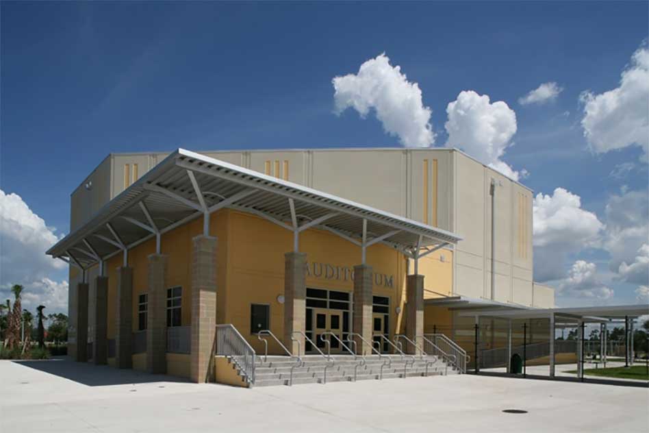 Levantan aislamiento en escuela de Osceola tras alerta por arma de fuego