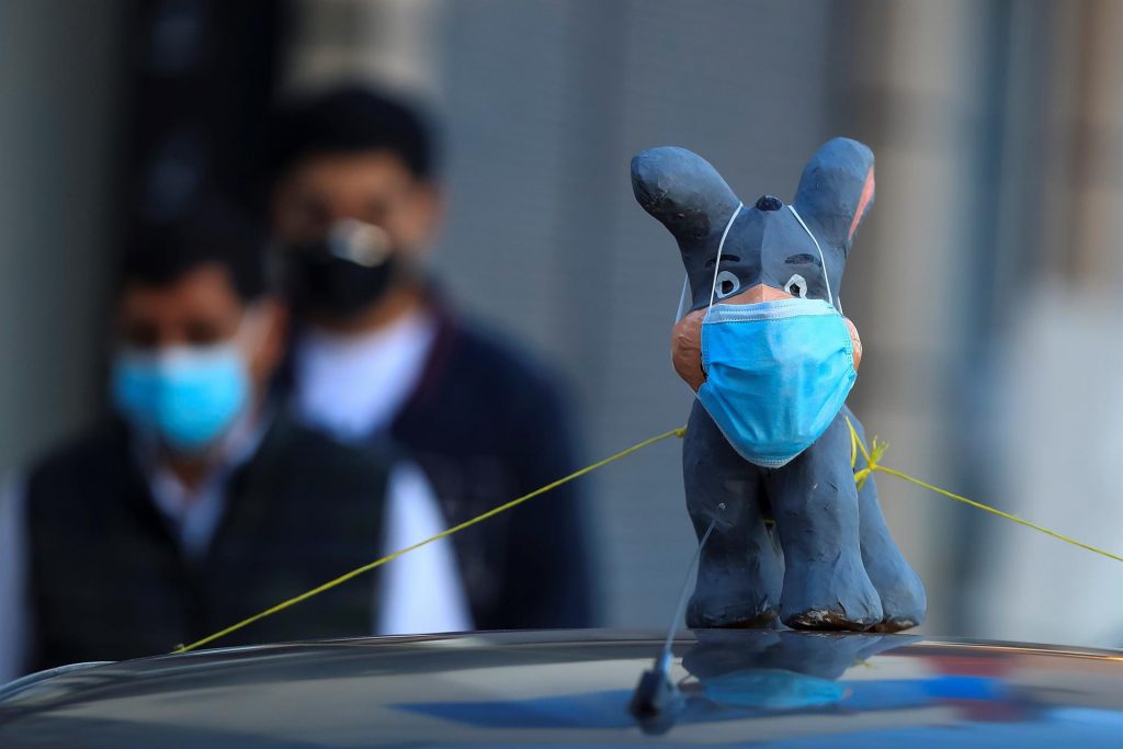 Hasta los monigotes de Ecuador despidieron el Año Viejo con mascarillas