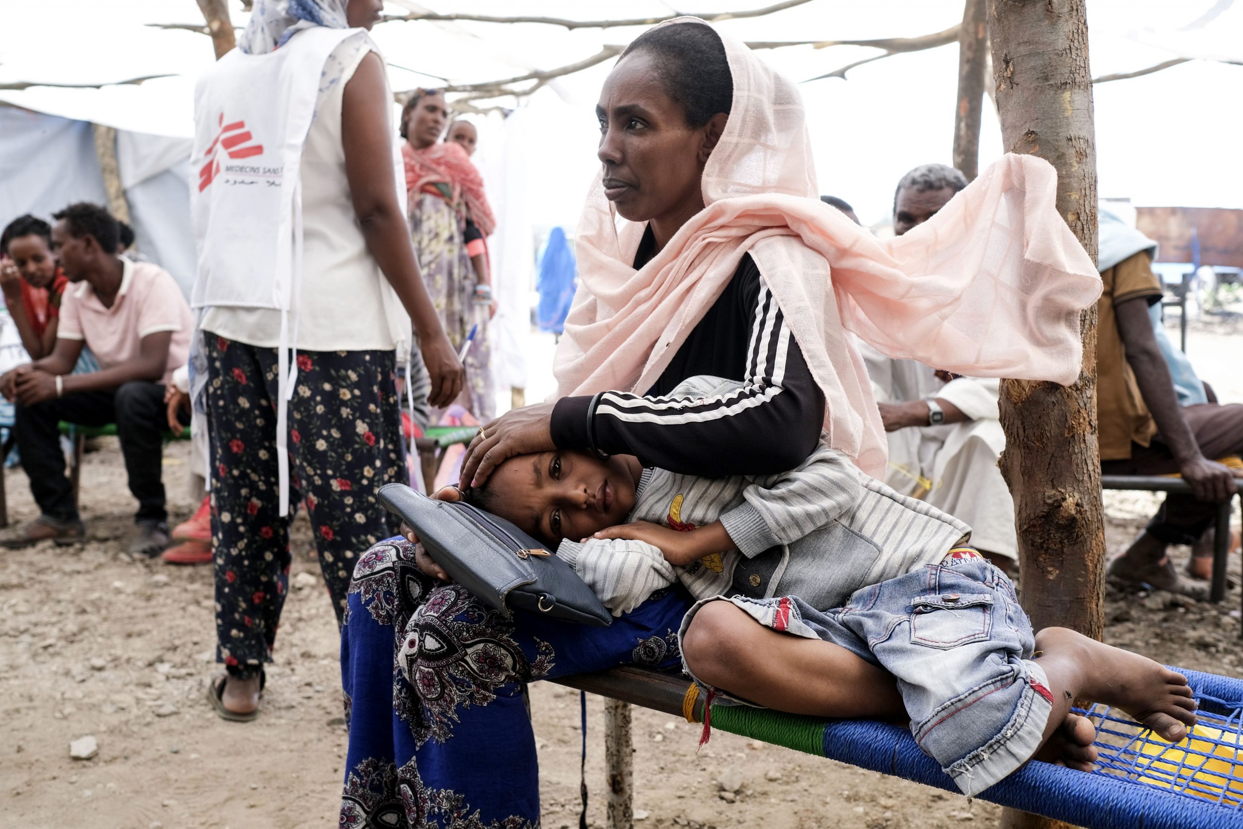 56 muertos y 30 heridos en Tigray por bombardeo en centro de desplazados
