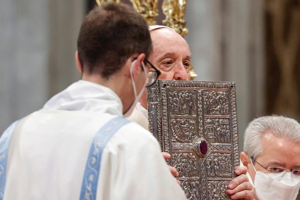 Herir a una mujer es ultrajar a Dios, aseguró el papa Francisco