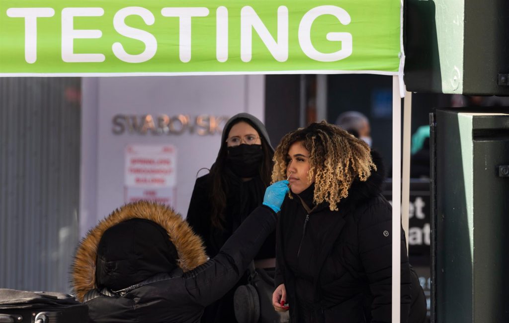 Nueva York suspende cirugías no esenciales ante récord de casos de COVID-19